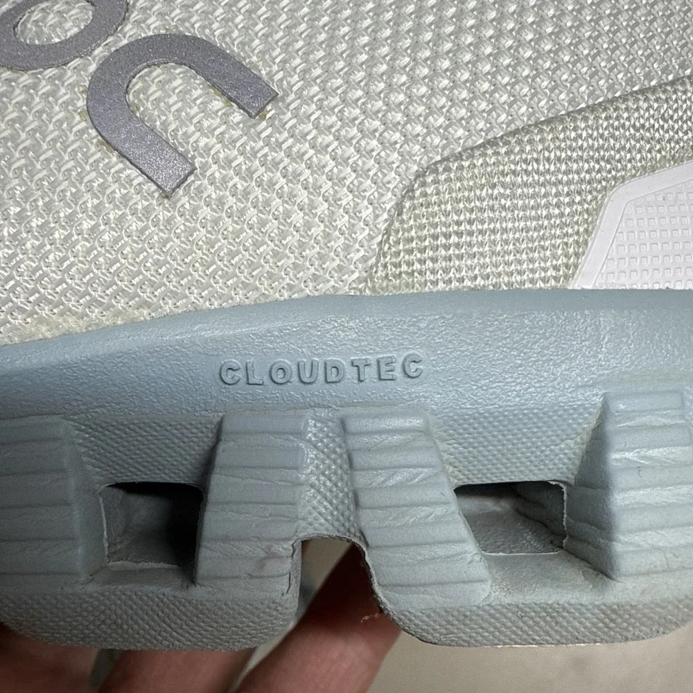 On Running Women's Light Grey Athletic Shoes Size (9) 40.99036